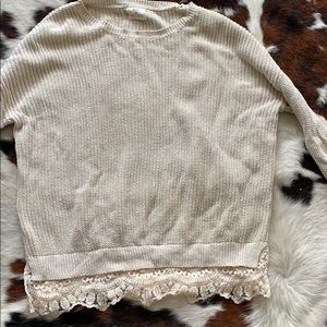 Oversized sweater with lace details